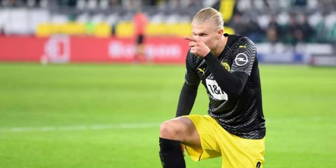 Erling Haaland bejubelt sein Tor zum 3:1 für den BVB beim VfL Wolfsburg. BVB