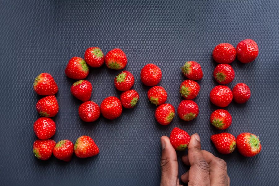 Erdbeeren formen das Wort LOVE