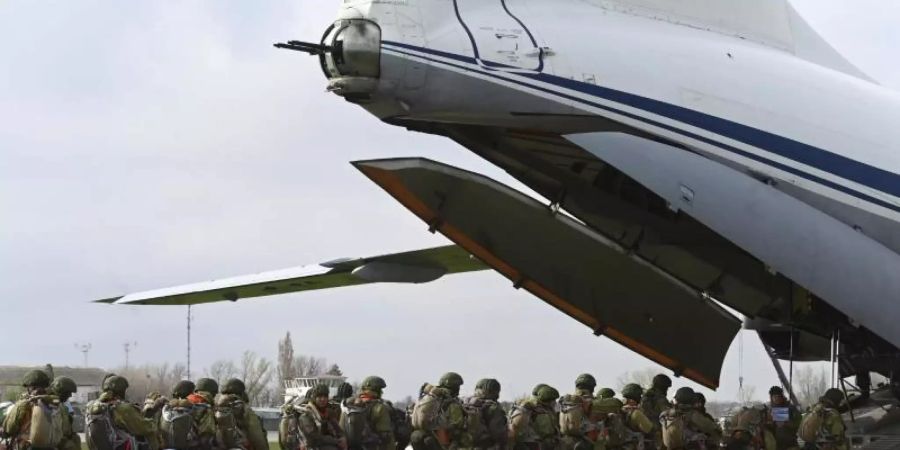 Russische Fallschirmjäger steigen in ein Flugzeug für Luftlandeübungen. Das Land hat Tausende Soldaten an der Grenze zur Ukraine zusammengezogen. Foto: Uncredited/AP/dpa