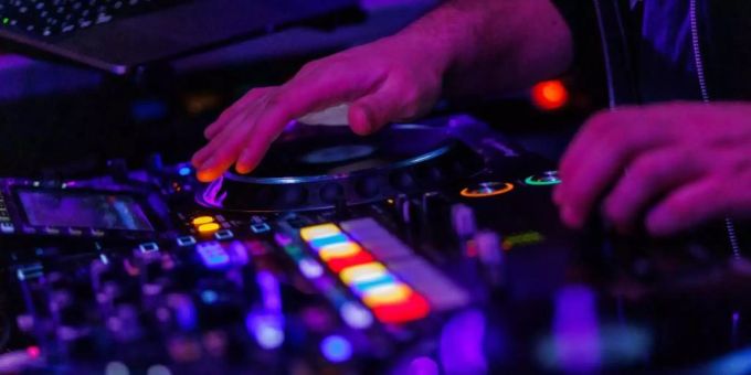 Die Hände eines DJ bedienen ein Mischpult in einem Club. (Archivbild). Foto: Philipp von Ditfurth/dpa Die Hände eines DJ bedienen ein Mischpult in einem Club. (Archivbild). Foto: Philipp von Ditfurth/dpa