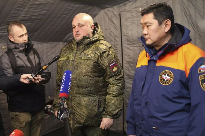 Der Bürgermeister von Kemerowo, Sergei Tsivilyov, spricht nach dem Unglück mit den Medien. Explosion
