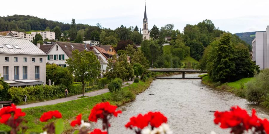 Aussicht über die Sihl von der Bahnhofsbrücke in Adliswil.