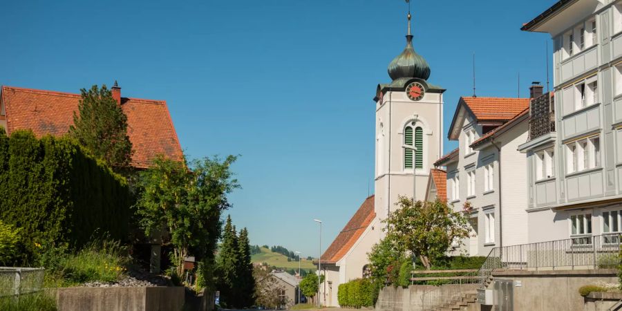 Dorfzentrum in Wald (AR) rechts im Bild die reformierte Kirche.