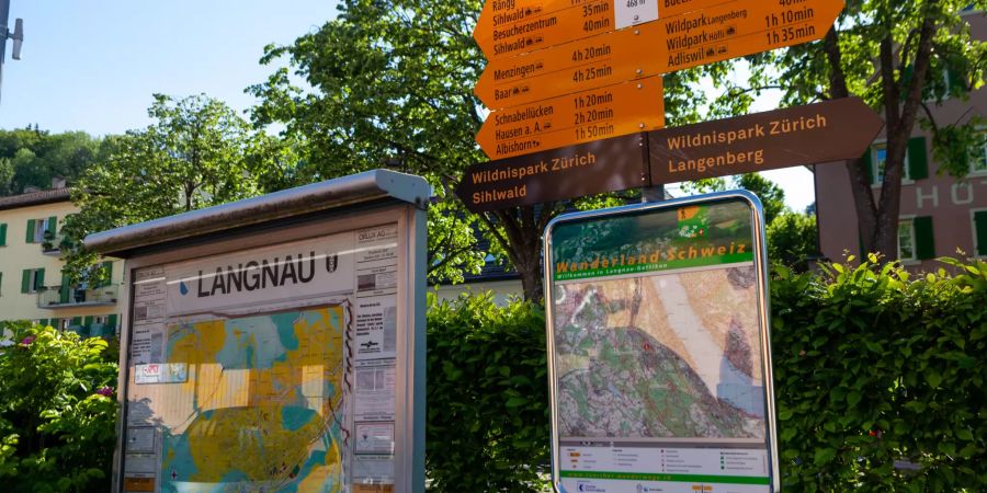 Lageplan, Wanderkarte und Wegweiser in Langnau am Albis.