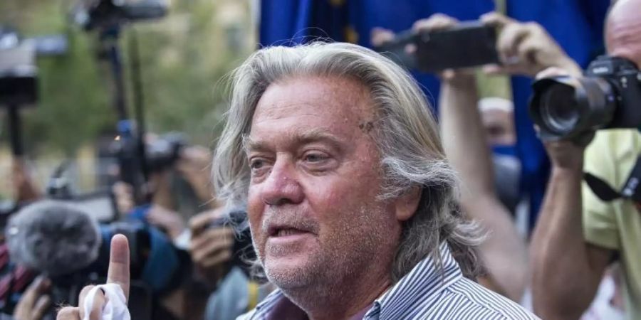 Steve Bannon, ehemaliger Berater des US-Präsidenten und US-amerikanischer Publizist, spricht nach einer Gerichtsverhandlung mit Reportern. (Archivbild). Foto: Eduardo Munoz Alvarez/AP/dpa