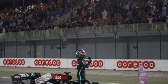 Favorit im Premierenrennen von Katar: Der Brite Lewis Hamilton von Mercedes. Foto: Hamad I Mohammed/REUTERS POOL via AP/dpa Favorit im Premierenrennen von Katar: Der Brite Lewis Hamilton von Mercedes. Foto: Hamad I Mohammed/REUTERS POOL via AP/dpa