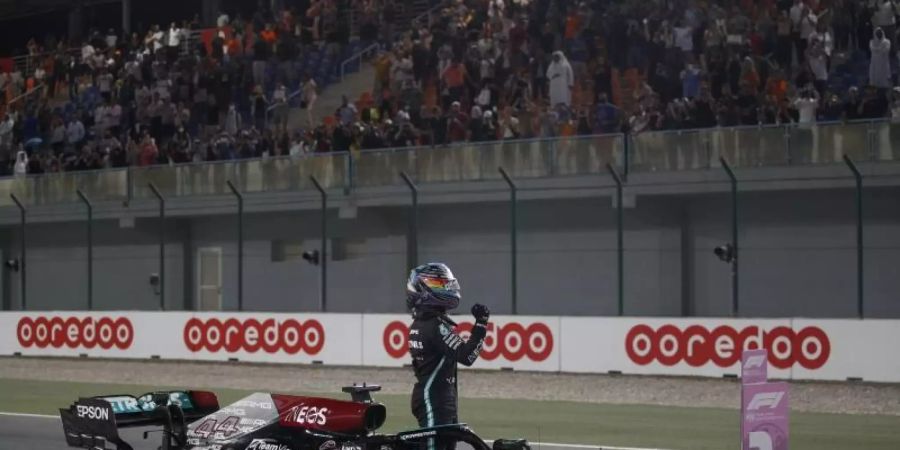 Favorit im Premierenrennen von Katar: Der Brite Lewis Hamilton von Mercedes. Foto: Hamad I Mohammed/REUTERS POOL via AP/dpa