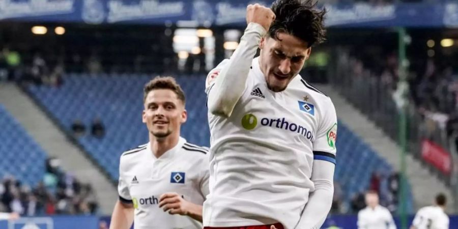 HSV-Spieler Ludovit Reis (r) feiert mit Moritz Heyer das 1:0 gegen Regensburg. Foto: Axel Heimken/dpa