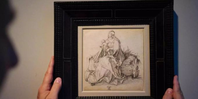 Die bislang unveröffentlichte Feder- und Tuschezeichnung von Albrecht Dürer mit dem Titel «Die Jungfrau mit dem Kind» wird in London gezeigt. Foto: Victoria Jones/PA Wire/dpa Die bislang unveröffentlichte Feder- und Tuschezeichnung von Albrecht Dürer mit dem Titel «Die Jungfrau mit dem Kind» wird in London gezeigt. Foto: Victoria Jones/PA Wire/dpa