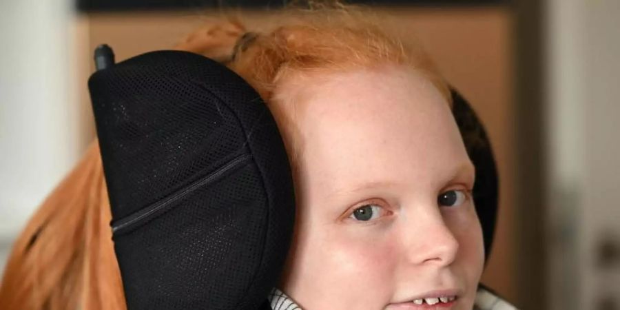Ella leidet an Spinaler Muskelatrophie. Nach dem Inkrafttreten des „Intensivpflege- und Rehabilitationsstärkungsgesetzes“ im vergangenen Jahr kämpft sie dafür, dass beatmete Menschen wie sie auch weiter in ihren Familien betreut werden dürfen und nicht in Heimen untergebracht werden müssen. Foto: Uwe Zucchi/dpa