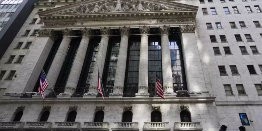 Fussgänger gehen an der New Yorker Börse in New Yorks Financial District vorbei. (Archivbild). Foto: Mary Altaffer/AP/dpa