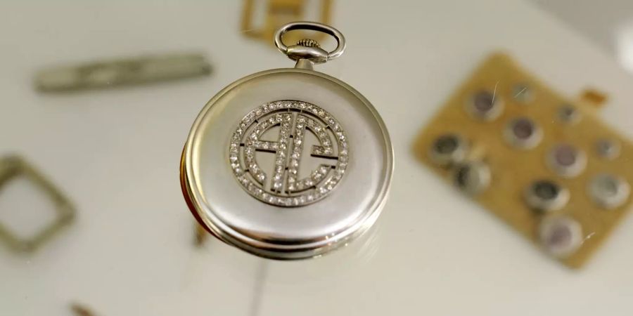Oder eine Taschenuhr mit den Initialen A.C. (Al Capone).