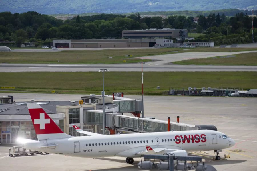 Ein Flugzeug der Swiss steht am Flughafen Genf.