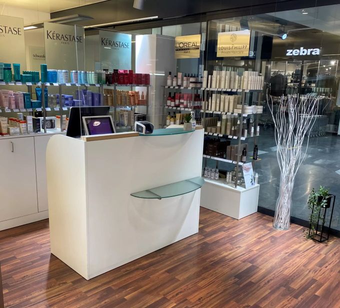 Dank der Lage im Einkaufszentrum Bärenmarkt, lässt sich der Coiffure-Besuch bestens mit dem Einkauf verbinden. Epoc Reinach