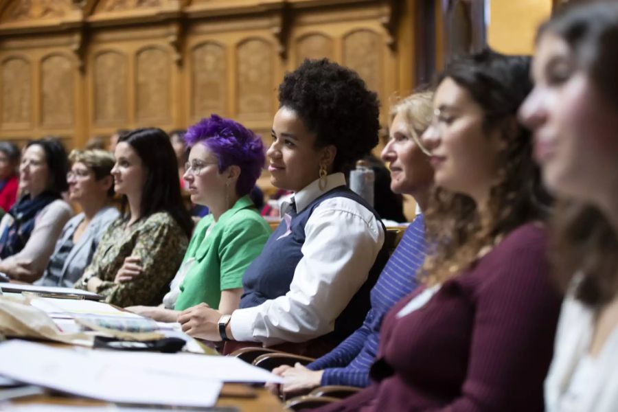 246 Frauen beraten politische Forderungen zur Gleichstellung. Sie wollen Druck machen und sich vernetzen.