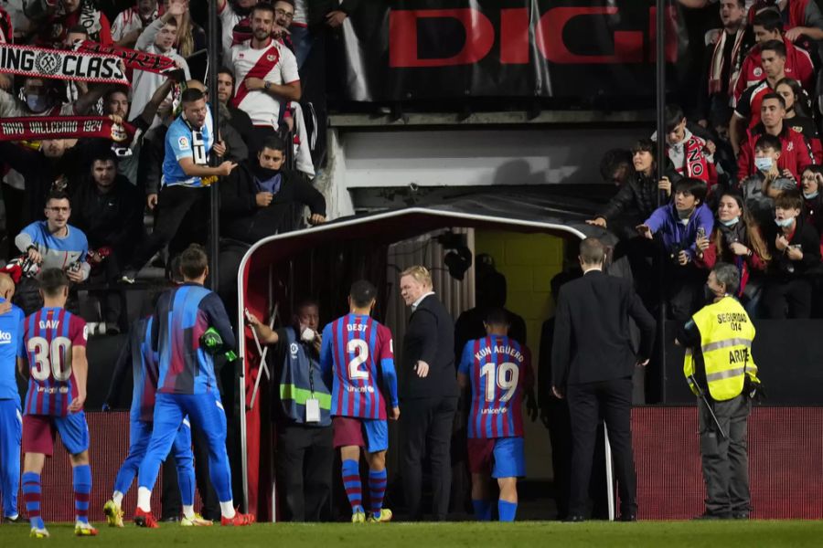 Die Heim-Fans verhöhnen die Barcelona-Spieler.