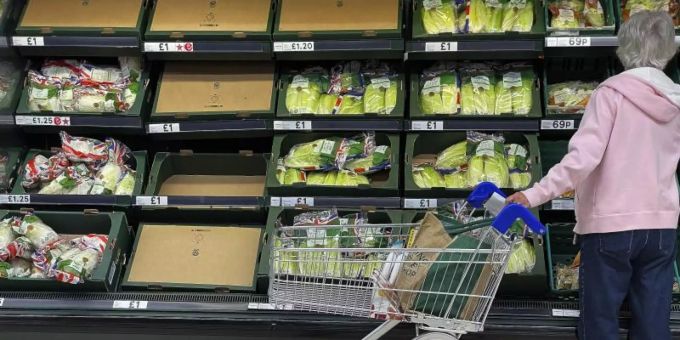 Eine Frau steht vor teilweise leeren Regalen in einem Supermarkt in London. Einem Bericht zufolge haben Versorgungsengpässe aufgrund der schärferen Einwanderungsregeln sowie von mehr Zöllen und Bürokratie die Lage in Grossbritannien seit dem Brexit verschärft. Foto: Frank Augstein/AP/dpa Eine Frau steht vor teilweise leeren Regalen in einem Supermarkt in London. Einem Bericht zufolge haben Versorgungsengpässe aufgrund der schärferen Einwanderungsregeln sowie von mehr Zöllen und Bürokratie die Lage in Grossbritannien seit dem Brexit verschärft. Foto: Frank Augstein/AP/dpa