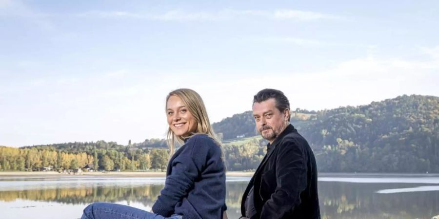 Die Schauspielerin Anna Unterberger und ihr Kollege Hary Prinz am Set des «Steirer»-Krimis. Foto: Wolfgang Wolak/Picture Alliance/dpa