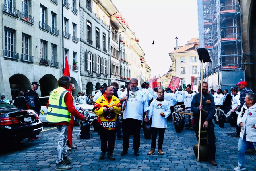 Auch Trychler versammelten sich beim Münster.