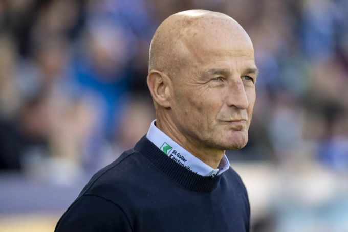 FCSG-Coach Peter Zeidler mit betrübter Miene im Spiel gegen Luzern. Peter Zeidler