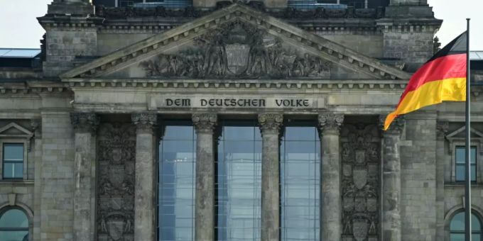 Neuer Bundestag konstituiert sich und Regierung wird entlassen Neuer Bundestag konstituiert sich und Regierung wird entlassen