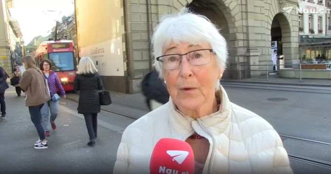 Rentnerin Evi Oesch (79) hofft, dass sie sich bald ein drittes Mal impfen lassen kann. Umfrage