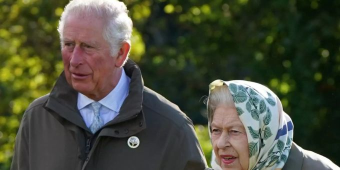 Prinz Charles mit seiner Mutter, Queen Elizabeth II. (95). Queen Elizabeth
