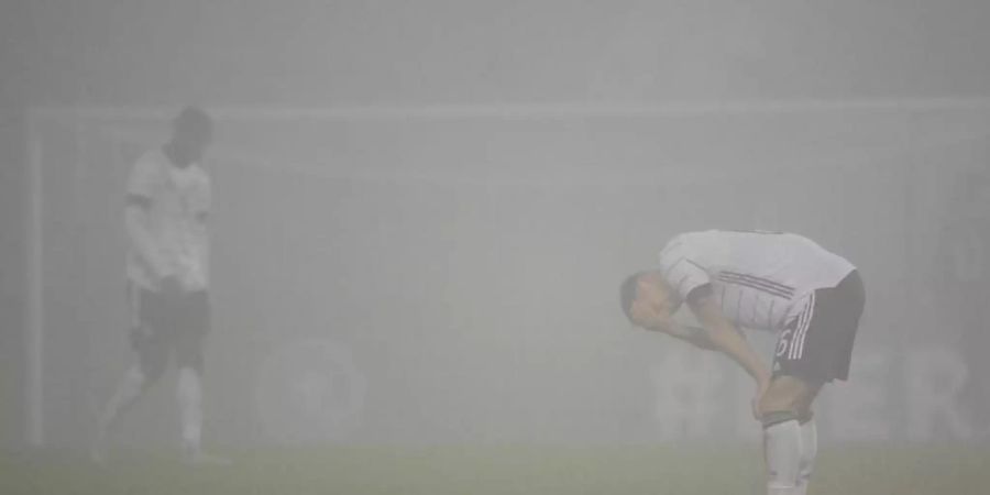 Nach der 0:4 Niederlage gegen Polen lassen die deuschen Spieler die Köpfe hängen. Foto: Marijan Murat/dpa