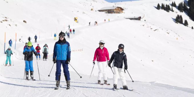 Auf der Piste gilt keine Maskenpflicht. Anders sieht es in den Gondelbahnen aus. Ski coronavirus