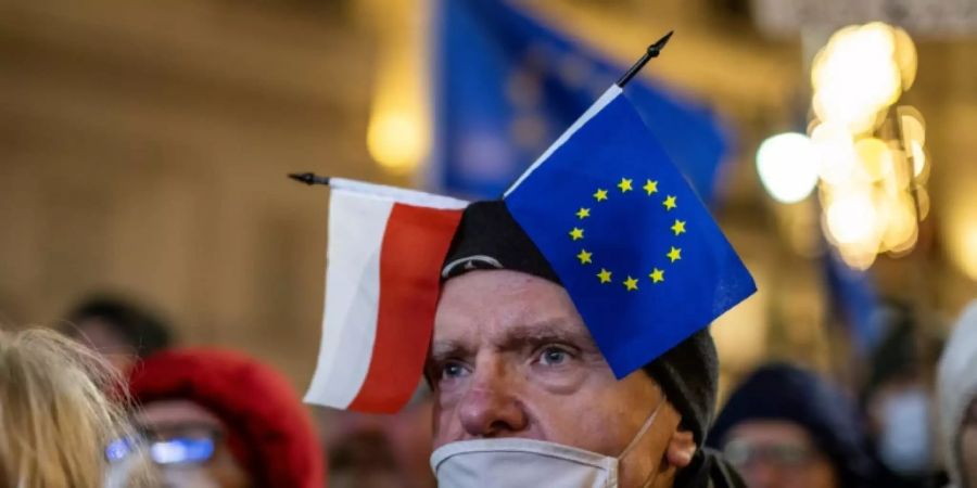 Mann bei Pro-EU-Demo in Warschau