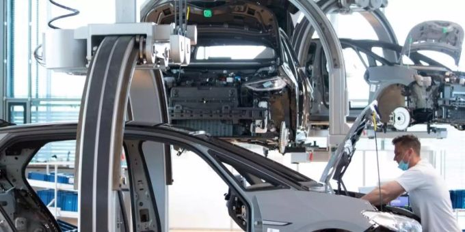 Ein Mitarbeiter eines Automobilherstellers in der Endmontage. Foto: Sebastian Kahnert/dpa Ein Mitarbeiter eines Automobilherstellers in der Endmontage. Foto: Sebastian Kahnert/dpa