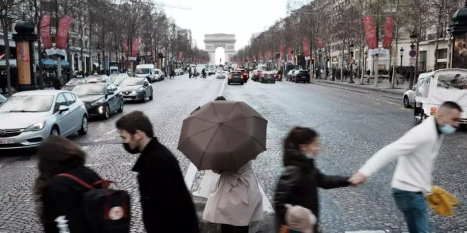 Menschen überqueren die Avenue des Champs-Élysées in Paris. In Frankreich wurden rund 208.000 Neuinfektionen gemeldet. Foto: Thibault Camus/AP/dpa Menschen überqueren die Avenue des Champs-Élysées in Paris. In Frankreich wurden rund 208.000 Neuinfektionen gemeldet. Foto: Thibault Camus/AP/dpa