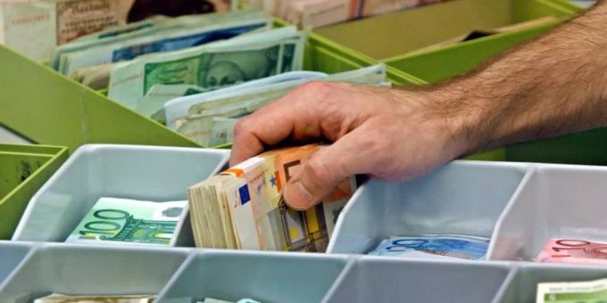 Euro- und D-Mark-Banknoten in der Landeszentralbank in Frankfurt am Main. Die D-Mark ist weiter in den Köpfen der Bürger präsent. Foto: Frank May/dpa Euro- und D-Mark-Banknoten in der Landeszentralbank in Frankfurt am Main. Die D-Mark ist weiter in den Köpfen der Bürger präsent. Foto: Frank May/dpa