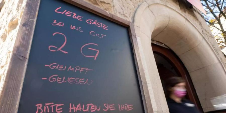 An einem Restaurant im Stuttgarter Westen hängt ein Schild mit dem Hinweis auf die 2G-Regel. Foto: Marijan Murat/dpa