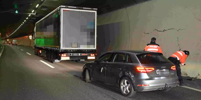 An den Fahrzeugen entstand Sachschaden in der Höhe von rund 13'000 Franken. Unfall