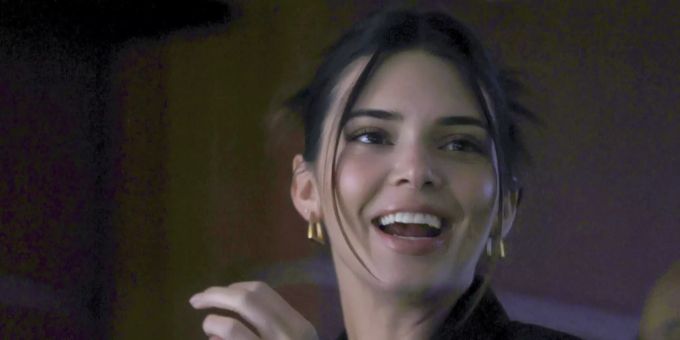 Mit Cut-Out-Kleid - Kendall Jenner provoziert an Hochzeit