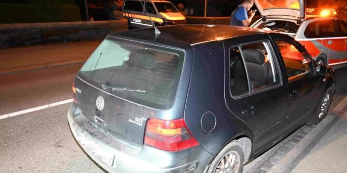 Der 16-Jährige war mit weiteren fünf Minderjährigen, und mit gestohlenen Kontrollschildern unterwegs. Der 16-Jährige war mit weiteren fünf Minderjährigen, und mit gestohlenen Kontrollschildern unterwegs.