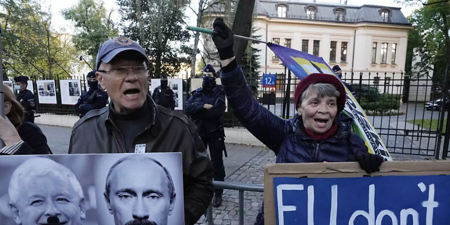 Laut einem Urteil des polnischen Verfassungsgerichts sind Teile des EU-Rechts nicht mit der Verfassung des Landes vereinbar - gegen diese richterliche Entscheidung gibt es nicht nur in Polen selbst Widerstand. Foto: Czarek Sokolowski/AP/dpa