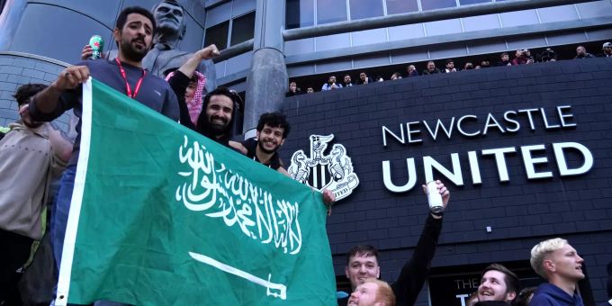 Fans von Newcastle United feiern die Übernahme des Clubs durch den Staats-Investmentfonds von Saudi-Arabien. Newcastle United Saudi-Arabien