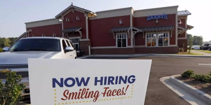 Ein «Hilfe gesucht»-Schild steht an einem Restaurant in Madison, Mississippi. In den USA ist die Arbeitslosigkeit im September deutlich gefallen. Foto: Rogelio V. Solis/AP/dpa Ein «Hilfe gesucht»-Schild steht an einem Restaurant in Madison, Mississippi. In den USA ist die Arbeitslosigkeit im September deutlich gefallen. Foto: Rogelio V. Solis/AP/dpa