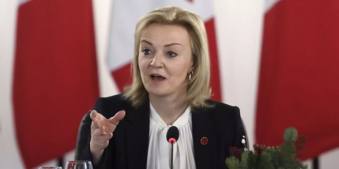 Grossbritanniens Aussenministerin Liz Truss meint es sei «höchst unwahrscheinlich», dass britische Soldaten an der Seite der Ukrainer gegen Russland kämpfen liz truss