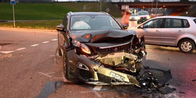 Es entstand Sachschaden von mehreren Zehntausend Franken. Unfall