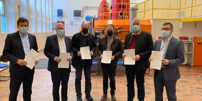 Vertragsunterzeichnung der Konzessionsverlängerung: V.l.n.r.: Benedikt Loepfe (Direktor ewz), Michael Baumer (Stadtrat und Vorsteher des Departements der Industriellen Betriebe der Stadt Zürich), Daniel Albertin (Gemeindepräsident Albula/Alvra), Maurus Engler (Gemeindeschreiber Albula/Alrvra), Leo Thomann (Gemeindepräsident Surses), Beat Jenal (Gemeindeschreiber Surses) Vertragsunterzeichnung Konzession Tiefencastel West