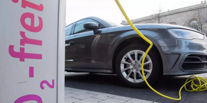 Ein Elektroauto wird mit einem Kabel an einer E-Ladesäule aufgeladen. Foto: Julian Stratenschulte/dpa Ein Elektroauto wird mit einem Kabel an einer E-Ladesäule aufgeladen. Foto: Julian Stratenschulte/dpa