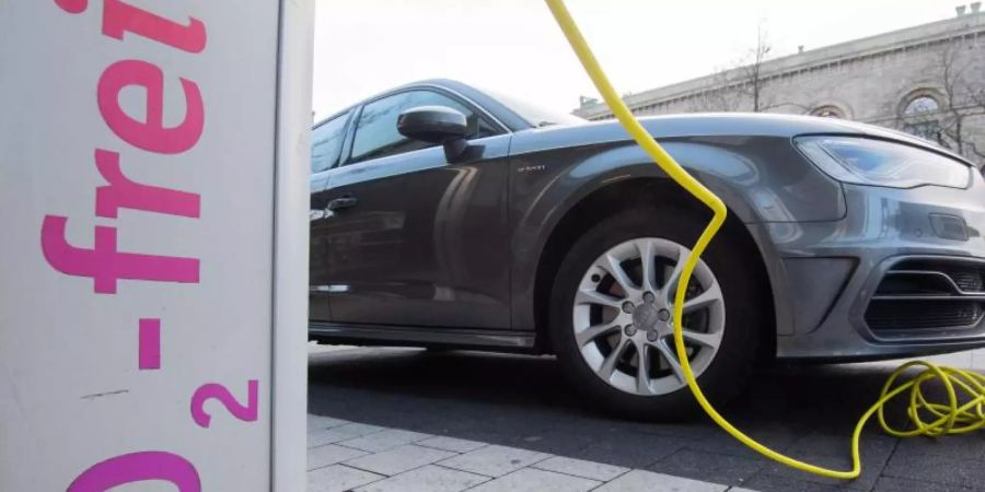 Ein Elektroauto wird mit einem Kabel an einer E-Ladesäule aufgeladen. Foto: Julian Stratenschulte/dpa