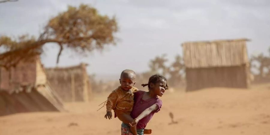 Kinder im Süden Madagaskars. Die schlimme Dürre gefährdet in dem vor Afrikas Ostküste gelegenen Inselstaat das Leben Hunderttausender Menschen. (Archivbild)