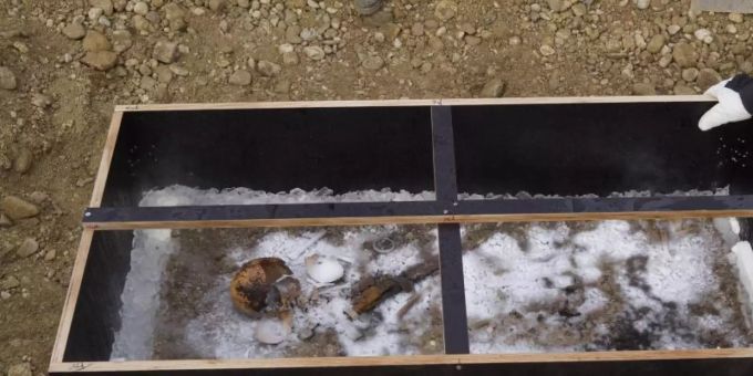 In Schwaben haben Archäologen ein etwa 1300 Jahre altes Kindergrab mit Schockfrost-Technik komplett geborgen. Foto: Bayerisches Landesamt für Denkmalpflege/dpa In Schwaben haben Archäologen ein etwa 1300 Jahre altes Kindergrab mit Schockfrost-Technik komplett geborgen. Foto: Bayerisches Landesamt für Denkmalpflege/dpa