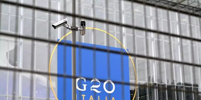 Zwei Überwachungskameras zeigen in Richtung der Kongresshalle La Nuvola (Die Wolke) in Rom. Italien will mögliche Ausschreitungen mit einem grossen Polizeieinsatz, Militär und weiträumigen Sperrzonen verhindern. Foto: Johannes Neudecker/dpa Zwei Überwachungskameras zeigen in Richtung der Kongresshalle La Nuvola (Die Wolke) in Rom. Italien will mögliche Ausschreitungen mit einem grossen Polizeieinsatz, Militär und weiträumigen Sperrzonen verhindern. Foto: Johannes Neudecker/dpa