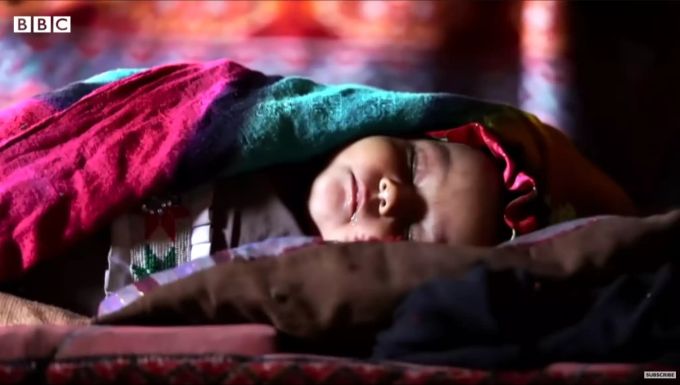 Das Mädchen soll mit dem Sohn des Mannes, der sie gekauft hat, verheiratet werden. afghanistan