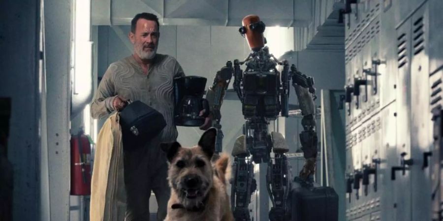 Finch (Tom Hanks), Jeff der Roboter (Caleb Landry Jones) und ein Hund in einer Szene des Films «Finch». Foto: Karen Kuehn/Apple TV+/dpa